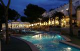 Der Pool des Hotel Iberostar Club Cala Barca bei Nacht von Hihawai